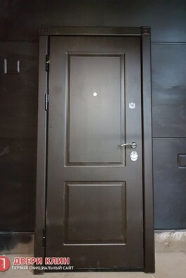 Входная квартирная дверь цвета венге