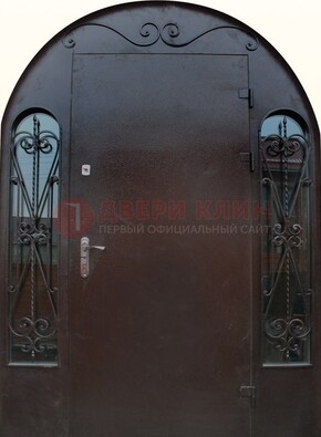 Арочная дверь со стеклом и ковкой ДА-16 под старину в Одинцово