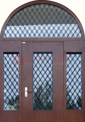 Крепкая стальная арочная дверь со стеклом и ковкой ДА-21 в Одинцово