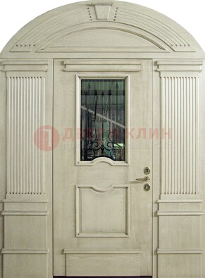 Белая входная дверь массив со стеклом и ковкой ДА-49 в Одинцово