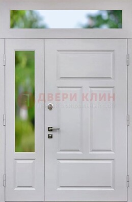 Белая полуторная железная дверь со стеклом и фрамугами ДФГ-10 в Одинцово