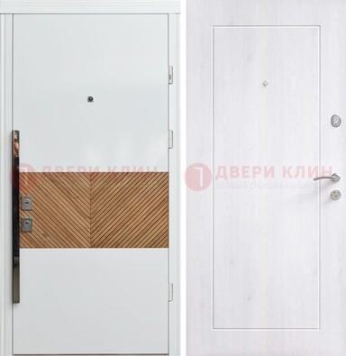 Белая железная дверь МДФ горизонтальной вставкой ДМ-265 в Одинцово