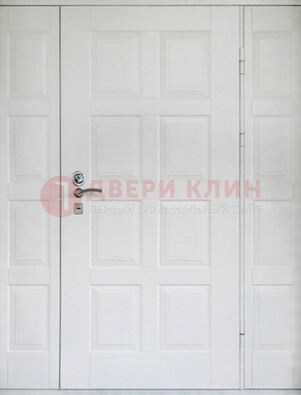 Белая входная дверь для коттеджа с МДФ ДМ-536 в Одинцово