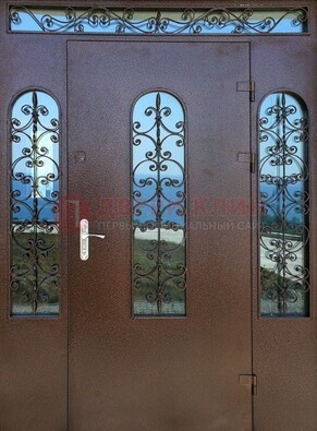 Железная парадная дверь со стеклом и ковкой ДПР-16 для общественных зданий в Одинцово