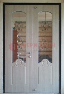 Парадная дверь со стеклянными вставками и ковкой ДПР-23 в деревянный дом в Одинцово