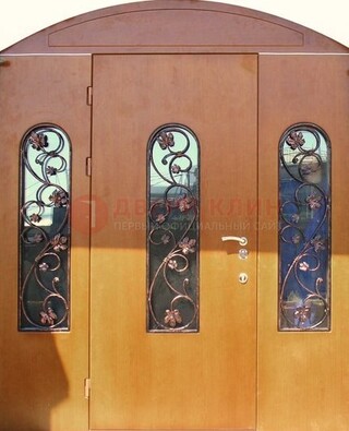 Парадная дверь со стеклянными вставками и ковкой ДПР-28 в общественное здание в Одинцово