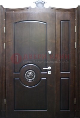 Коричневая парадная дверь с украшением ДПР-52 с утеплением в Орле