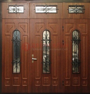 Парадная дверь с металлическими вставками и ковкой ДПР-72 в дом в Одинцово