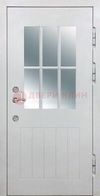 Белая уличная дверь со стеклом ДС-30 в Одинцово
