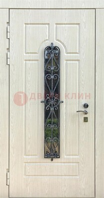Светлая стальная дверь со стеклом и ковкой ДСК-118 в Одинцово