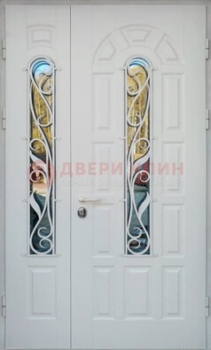 Распашная стальная дверь со стеклом и ковкой в белом цвете ДСК-120 в Сургуте