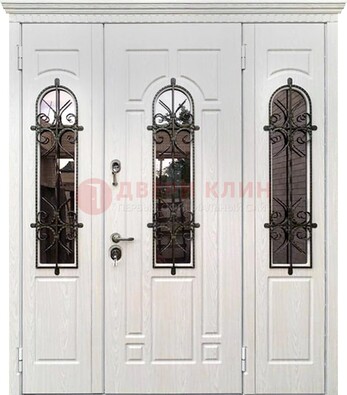 Белая распашная стальная дверь со стеклом и ковкой ДСК-125 в Сочи