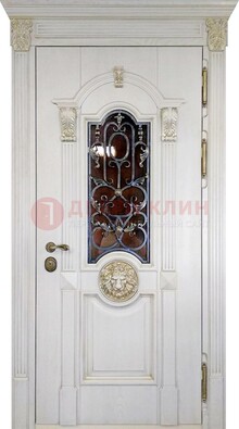 Белая железная дверь со стеклом и ковкой для кирпичного дома ДСК-155 в Одинцово