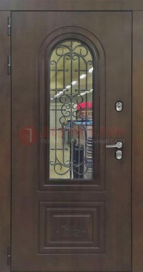 Классическая стальная дверь со стеклом и ковкой для коттеджа ДСК-178 в Краснознаменске