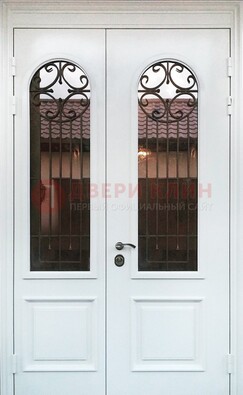 Белая стальная дверь стекло с ковкой и филенкой ДСК-201 в Одинцово