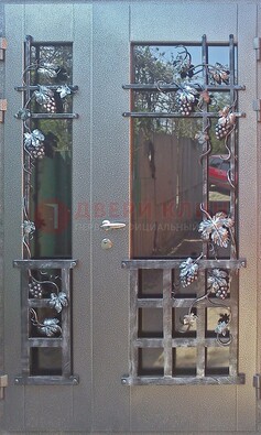 Распашная уличная дверь Порошок со стеклом и ковкой ДСК-221 в Одинцово