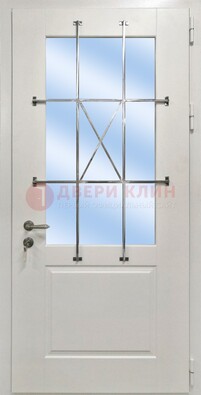 Белая простая железная дверь Винорит со стеклом и ковкой ДСК-257 в Одинцово