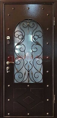 Влагостойкая дверь со стеклом и ковкой с декором ДСК-37 в Одинцово