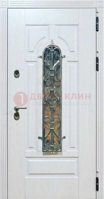 Белая остекленная металлическая дверь с ковкой ДСК-98 в Одинцово