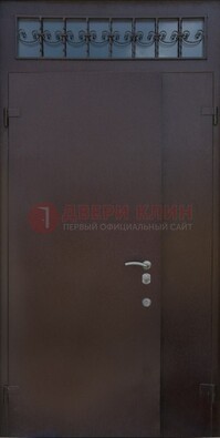 Коричневая тамбурная дверь со стеклянными вставками и ковкой ДТМ-39 в Одинцово