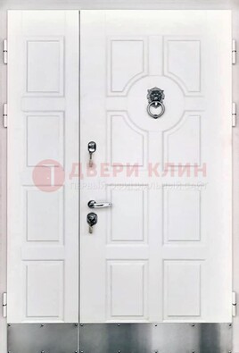 Белая входная дверь с виноритом ДВТ-246 в Гатчине