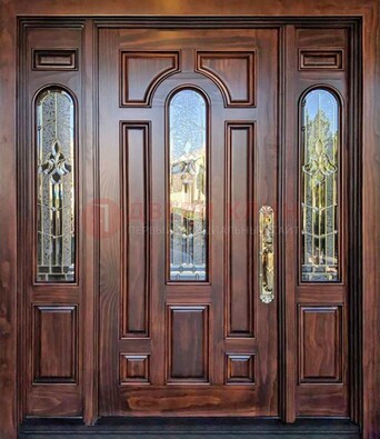 Железная классическая дверь с массивом дуба и витражом ВЖ-18 в Одинцово