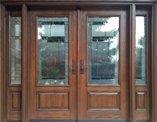 Распашная стальная дверь с массивом с витражом и фрамугами ВЖ-21 в Одинцово