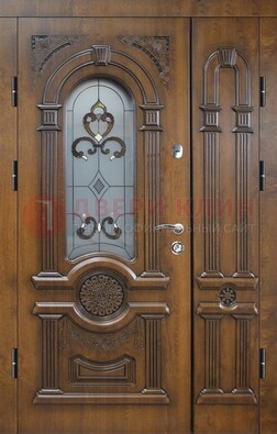 Коричневая двухстворчатая железная дверь с МДФ и витражом ВЖ-32 в Одинцово