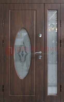 Коричневая двухстворчатая железная дверь с МДФ и витражом ВЖ-33 в Одинцово